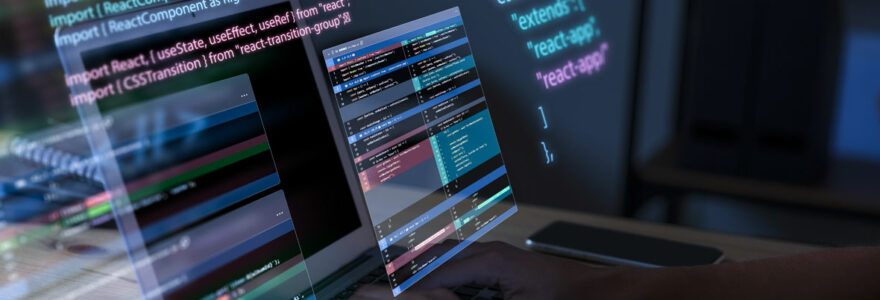 Programmeur codant en JavaScript et React avec un écran reflétant le code sur le visage, en environnement sombre.